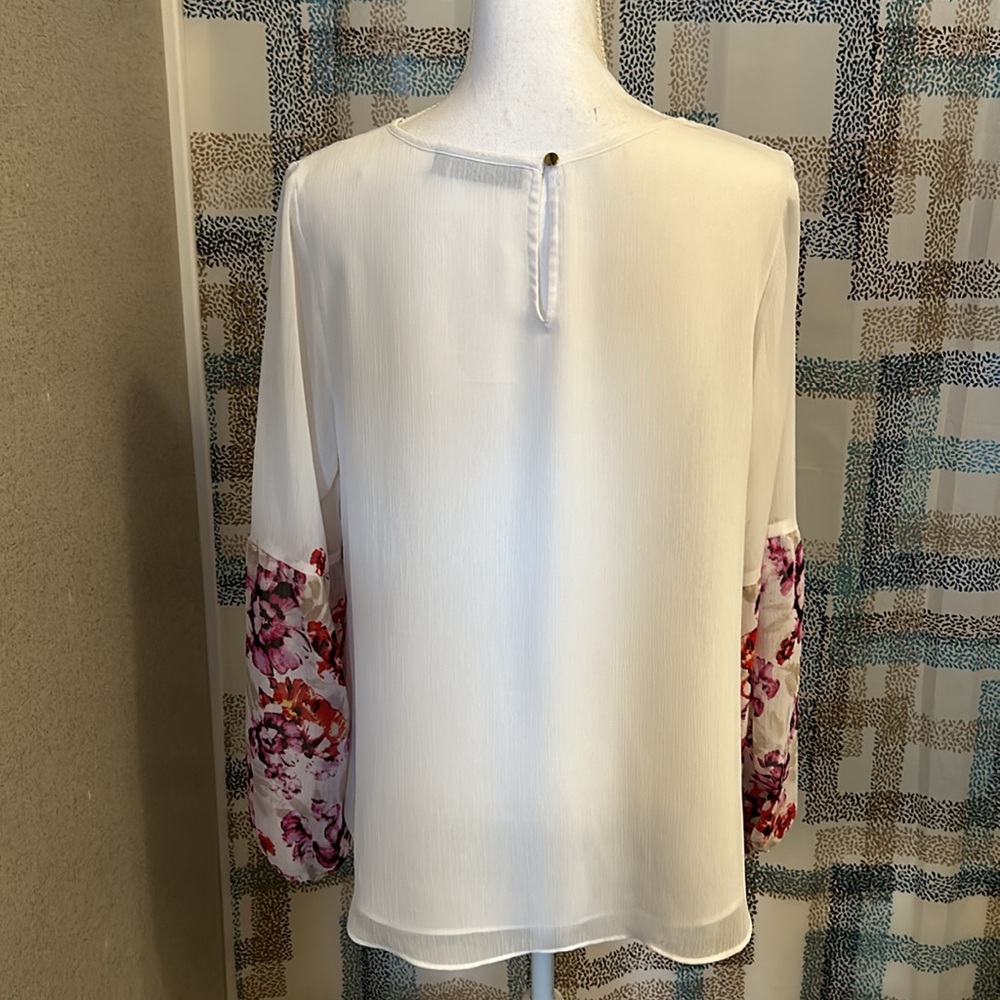 Apt. 9 White flowered blouse size large - Picture 5 of 11